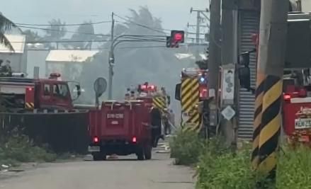影/台南仁德工廠大火濃煙竄天　警消緊急灌救中