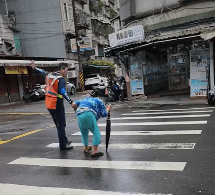 人間天使！超暖清潔隊員扶老奶奶過斑馬線　擋車陪走1分多鐘