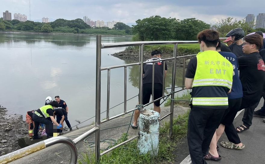 影/新北老婦河濱公園落水　警趕赴現場救回一命