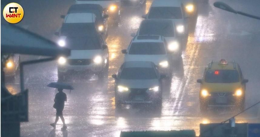 以為白天下雨不用開大燈？新北男申訴仍被罰2800元