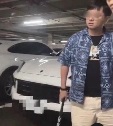影/台中好市多「逆向搶車位」！屁孩持球棒叫囂　女伴狂拍