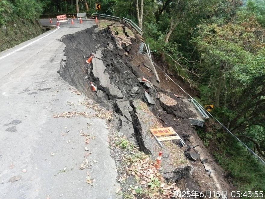 大雨沖刷！南橫公路梅山段「大面積崩塌」 雙向交通中斷