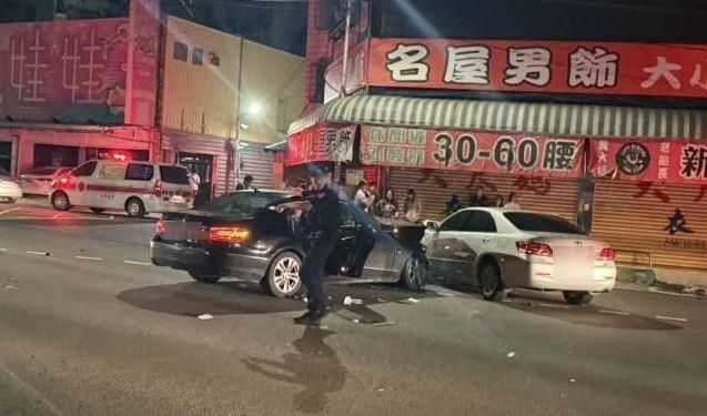 影/高雄凌晨大撞擊！40歲賓士女闖紅燈　害男斷腿受困