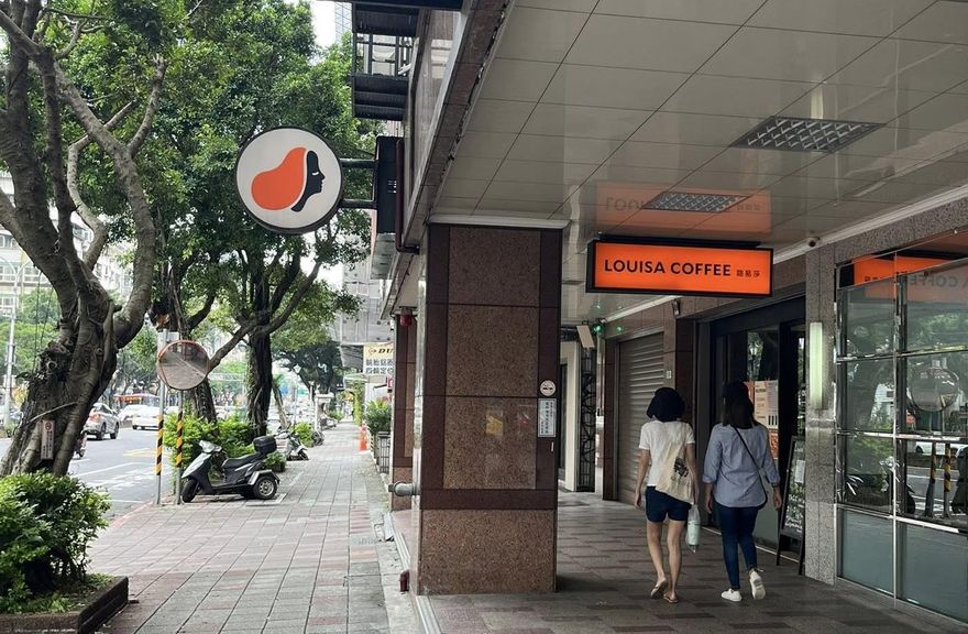 路易莎2款招牌「黑臉、白臉」差在哪？業者：橘白色是新版本