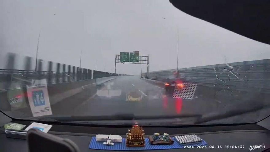 影/療癒！台61線賓士「S型逼車」1分鐘自撞　駕駛是女的