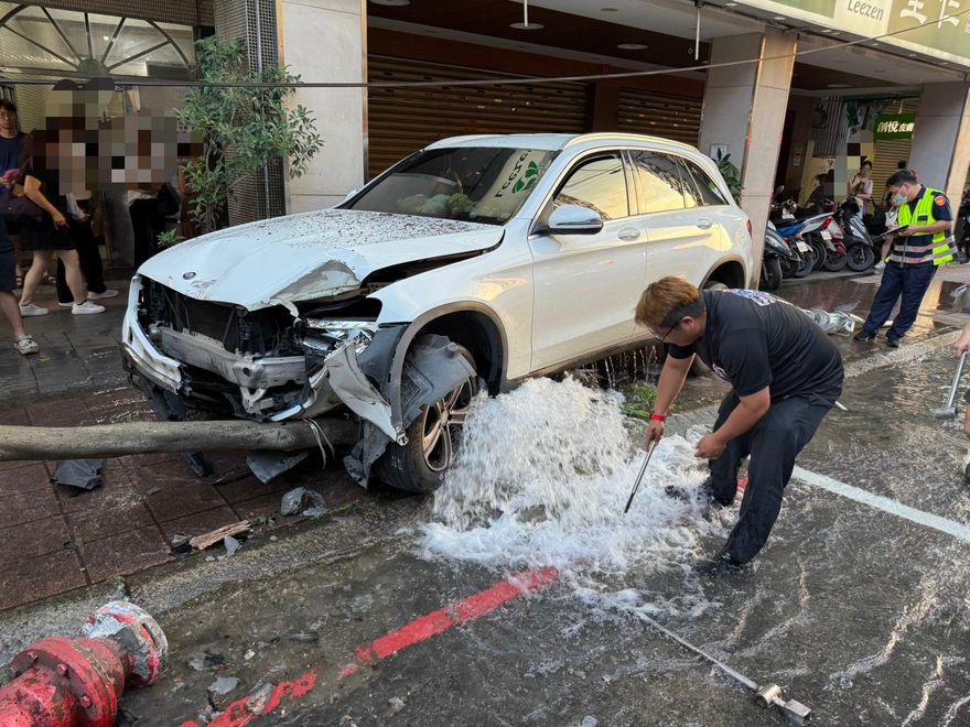 影/中和轎車失控衝上人行道！　8旬婦站牌等車遭擦撞受傷