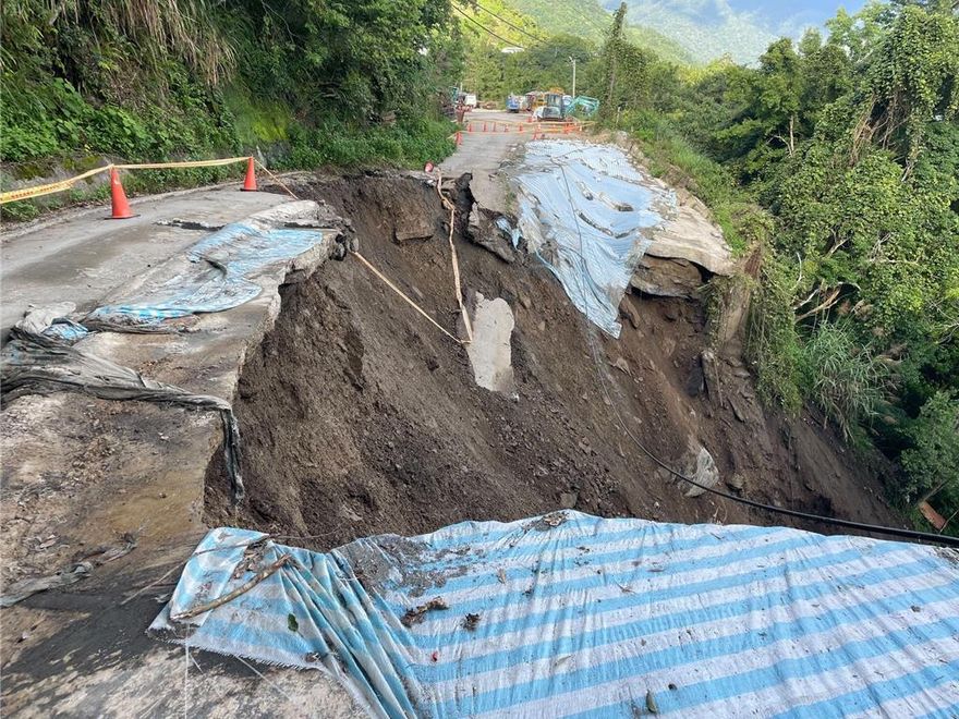 桃園復興區比佛利山莊段路基坍塌　全面封路改道