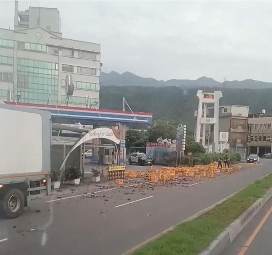 粗心駕駛門沒關！宜蘭貨櫃車過彎甩出百箱酒　變成啤酒海