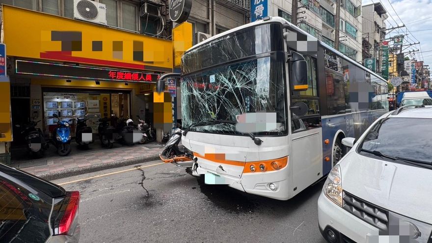 影/汐止「公車撞公車」還是自家人　波及1車、驚悚直擊