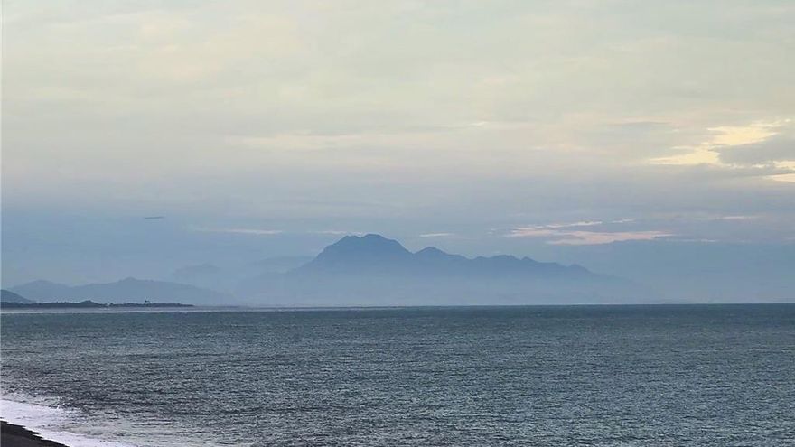 雨後奇景！台東「都蘭山」矗立雲海　氣象站解釋成因