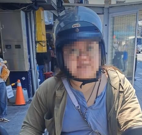 影/駕照雞骨頭換來的？基隆女騎上人行道　囂張按喇叭