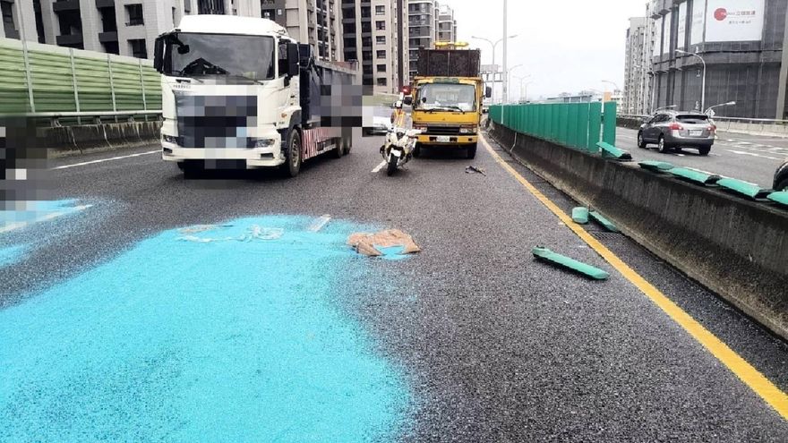 台中大貨車自撞散落塑膠微粒　台74線瞬間染「一片藍」