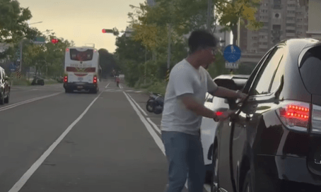影/台南男遇行車糾紛嗲喊「大哥人家會怕」　駕駛嚇爛道歉