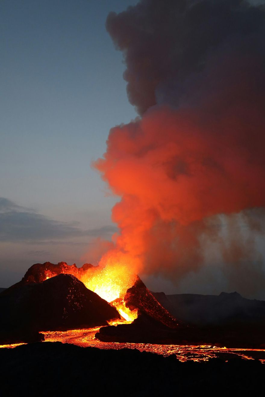 為搶看火山爆發…美國男墜落9米懸崖　「樹擋住」奇蹟保命