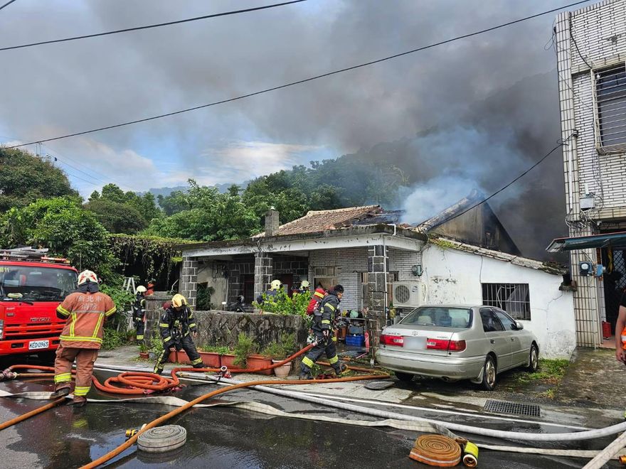 影/新北八里平房全面燃燒　20多歲屋主嗆傷送醫無礙