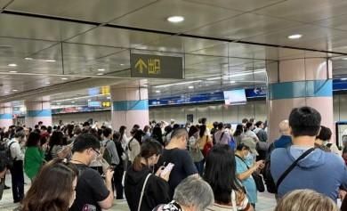 北捷板南線列車異常「車站人滿為患」　網友：廣播說至少延誤25分