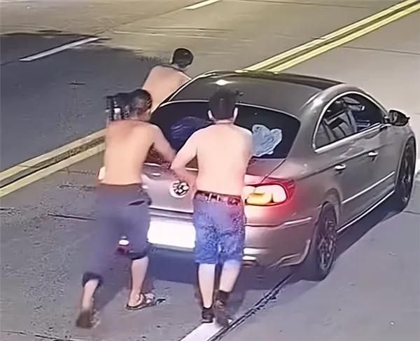 影/喝嗨了！3男「推車回家」惹議　陸交警：不算酒駕