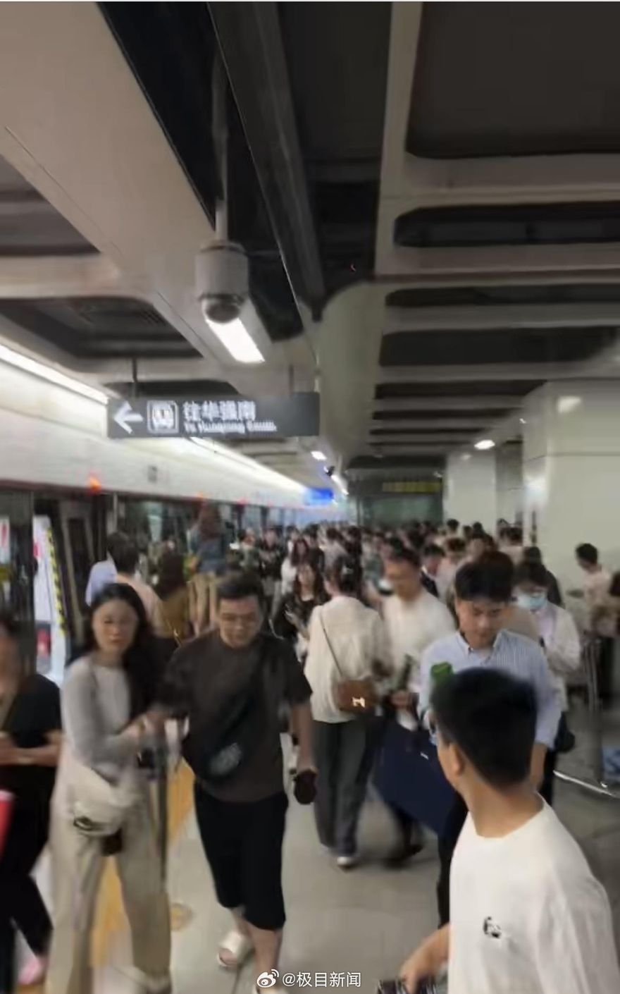 影/深圳地鐵驚傳爆炸！乘客嚇壞尖叫逃跑　官方急闢謠