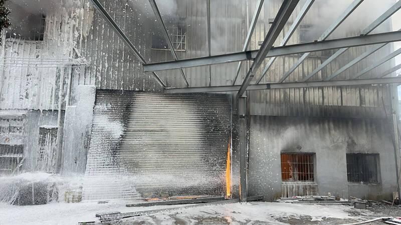 神岡工廠大火！火舌伸出鐵捲門　3人緊急送醫
