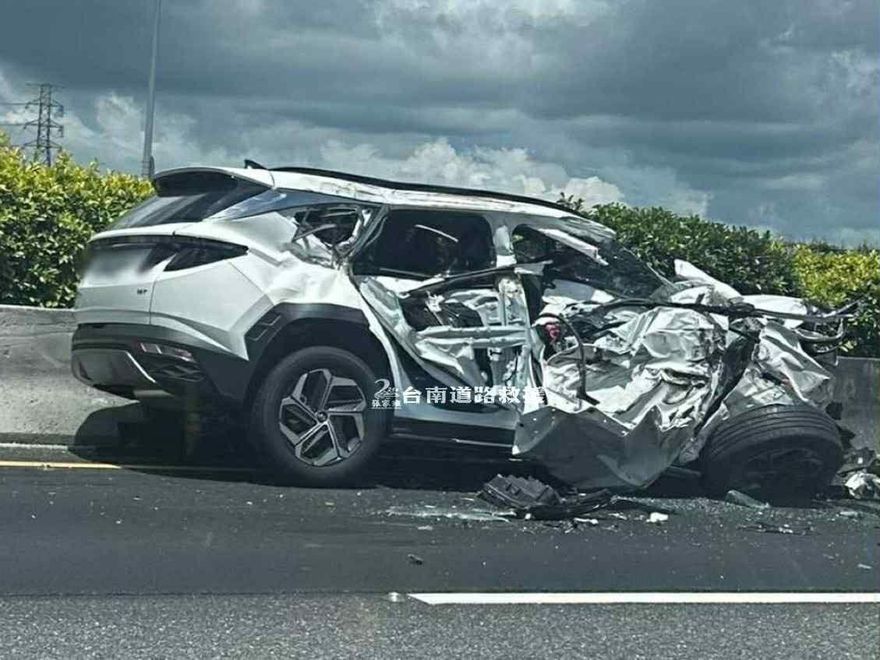 影/台南國道慘烈車禍！休旅車「右半邊撕裂」老小夾車內