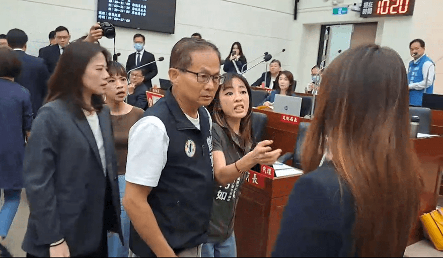 影/新竹市議會綠營護手牌圍攻施淑婷！她當面嗆「流氓」