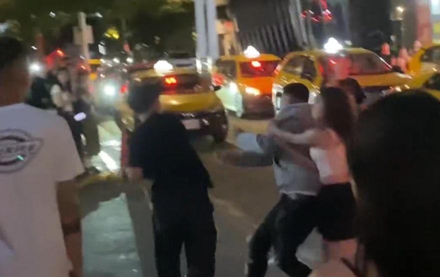 影/信義區成街頭擂台　男子不滿女友遭偷拍KO對方