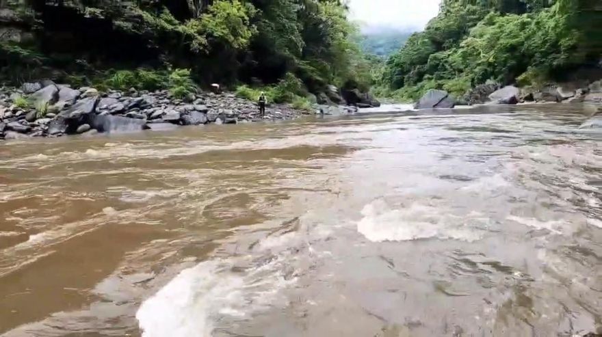 新北瞬間大雨北勢溪暴漲　烏來釣客受困沙洲