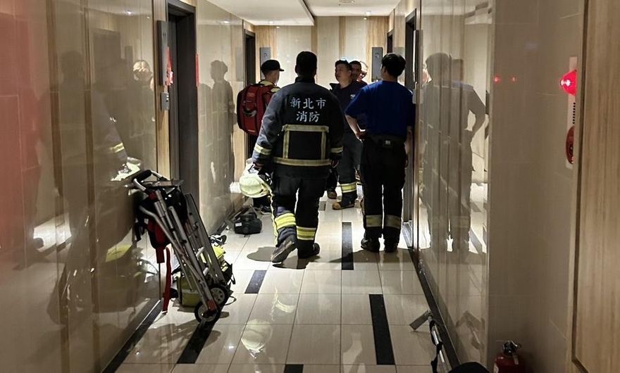 影/新北男持刀挾持妻小4人　反鎖屋內與警對峙