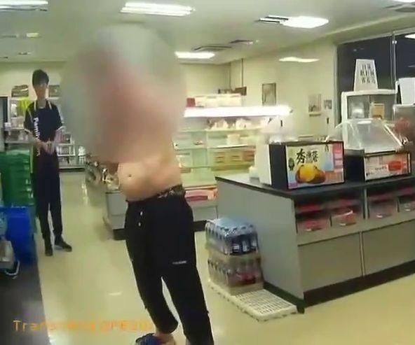 影/「攜械求救」全程驚悚曝光！台中隨機砍人「結帳慘遭刀插背」
