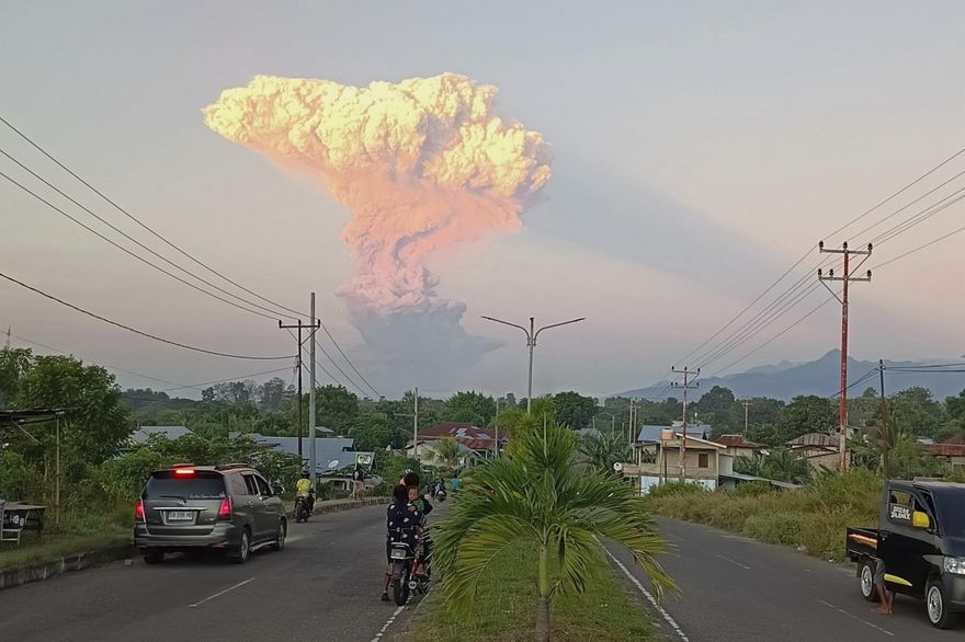 影/印尼勒沃托比火山時隔1月再噴發　灰雲噴超1萬米高畫面曝