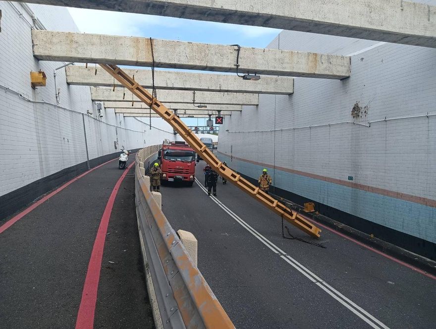 高雄過港隧道驚見「緊急狀況」！限高架被撞斷釀封閉
