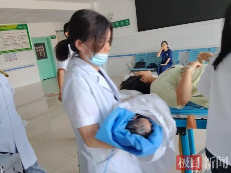 影/以為吃飽太脹…陸女騎車看醫生　竟「當場生下男嬰」