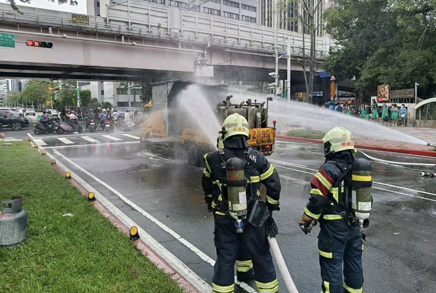北市標線工程車陷火海　警消灌救幸無人傷