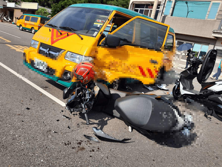 苗栗娃娃車大迴轉連撞2機車釀3傷！幼童當場嚇哭