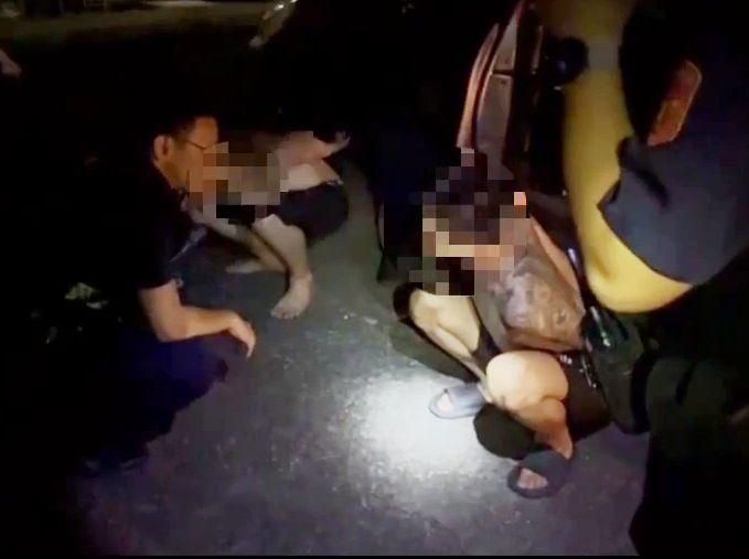 影/淡水焦屍大火案外案！2裸男開贓車逃離「身上有燒傷」