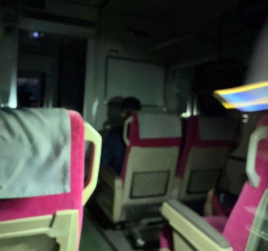 自強號出事了！「卡在松山到台北間隧道」　斷電慘狀直擊