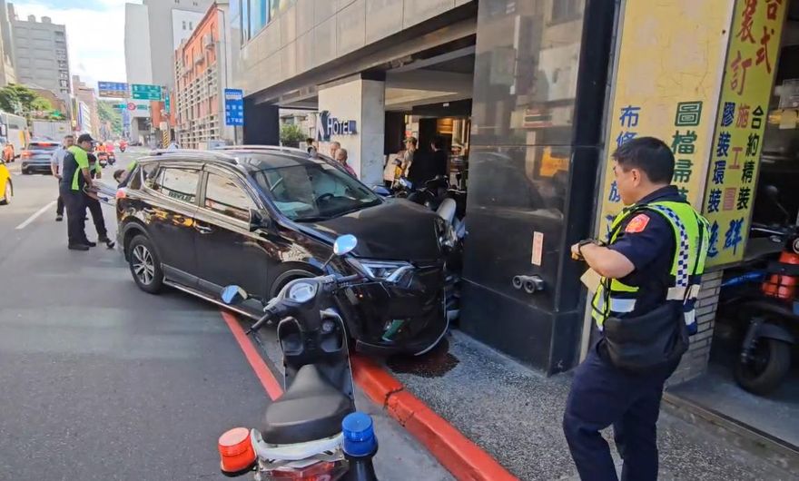 影/基隆休旅車逆向暴衝撞柱　疑駕駛低血糖釀禍