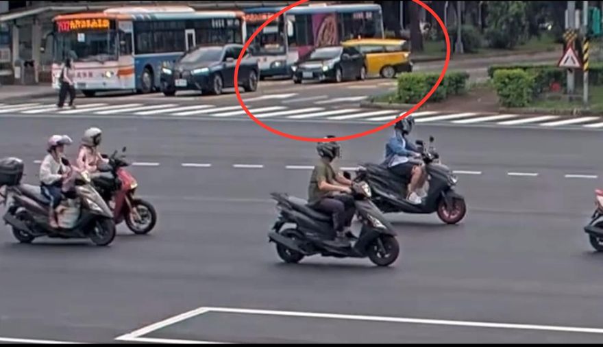 影/北市大安區小黃疑煞車故障　側撞公車幸無人傷