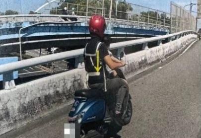 爸騎車載1歲半娃被檢舉！　「沒戴安全帽」挨罰傻眼：只能開車？