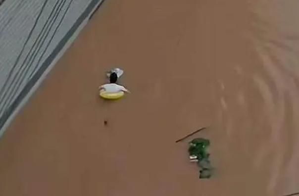 暴雨成災考試快來不及…陸考生套泳圈「游到考場」網驚嘆