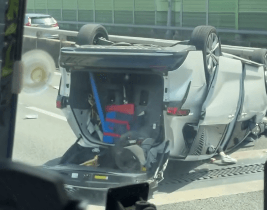 影/台74線驚傳翻車意外！　29歲男子自撞分隔島受傷送醫