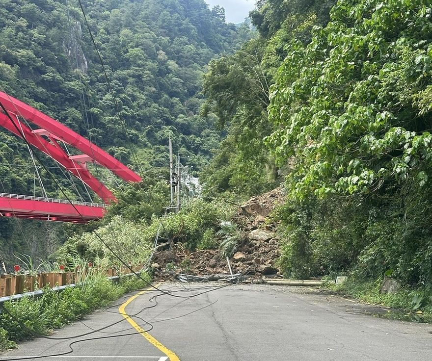 影/台中八仙山入口爆邊坡坍塌斷路　73人受困現況曝