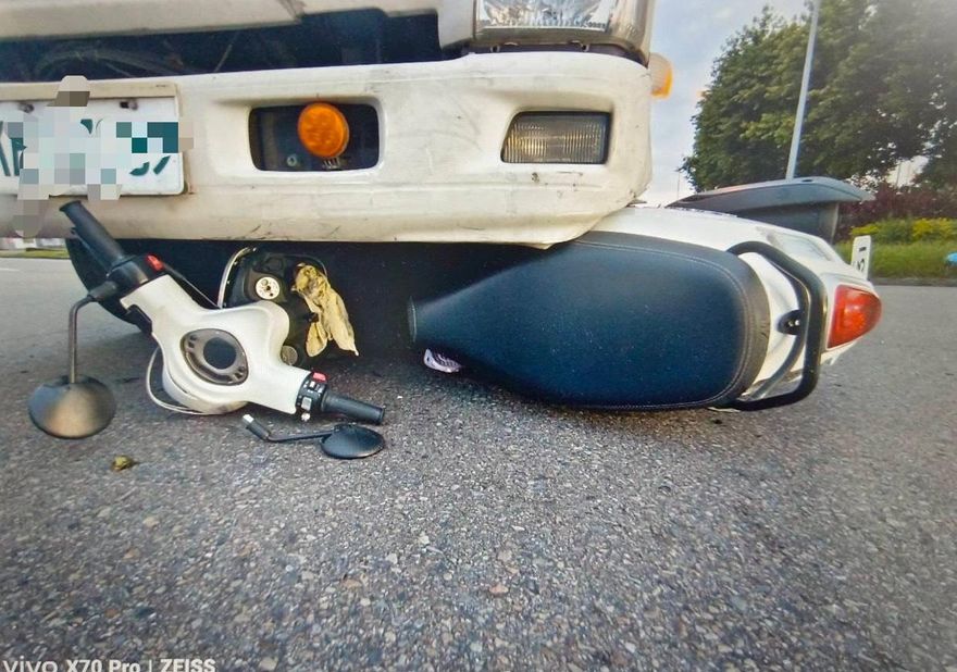 影/苗栗73歲嬤疑「闖紅燈」遭撞飛　貨車吞機車驚險畫面曝