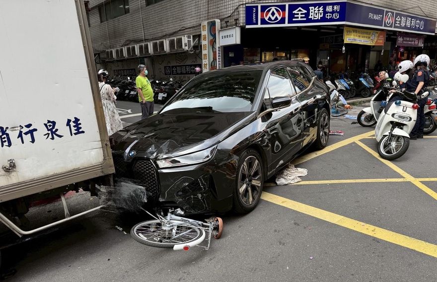 影/北市7旬翁開BMW 連撞16車　1路人受傷送醫