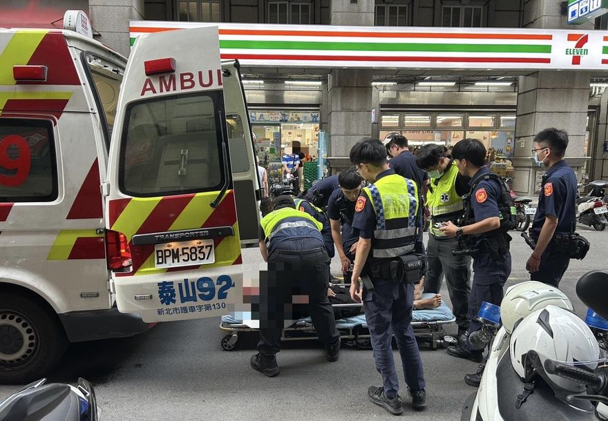 新北男持3刀砸玻璃恐嚇鄰居　警噴辣椒水壓制逮人