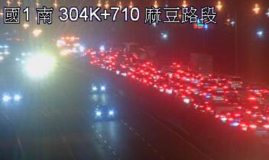 國1麻豆路段翻車車禍　北向車道塞爆回堵3KM