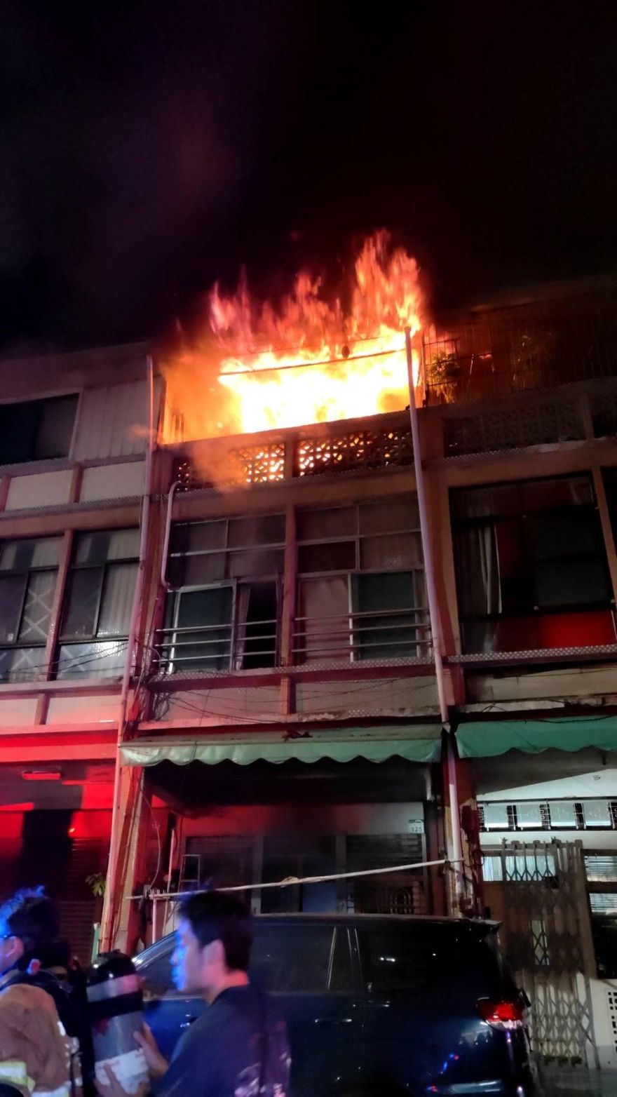 高雄民宅驚悚火警！父冒險救4歲兒跳樓求生　雙雙受傷送醫