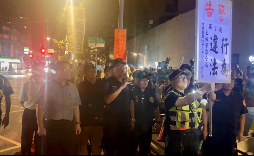 影/陳佩琪土城看守所靜坐小草聚集　土城警舉牌警告
