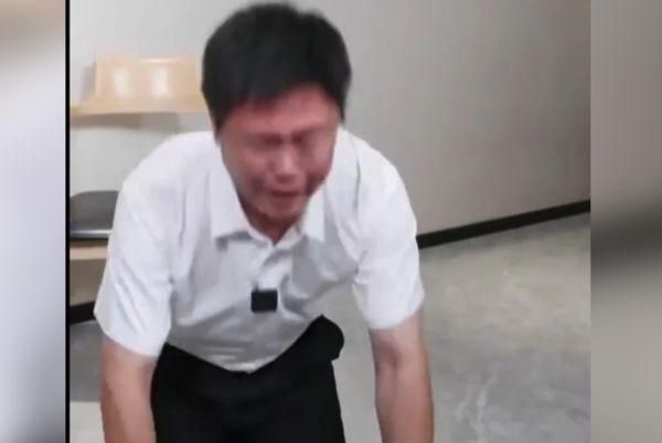 影/阿嬤請原諒不孝孫！赴陸教師張立齊遭除籍「回不去」下跪淚崩