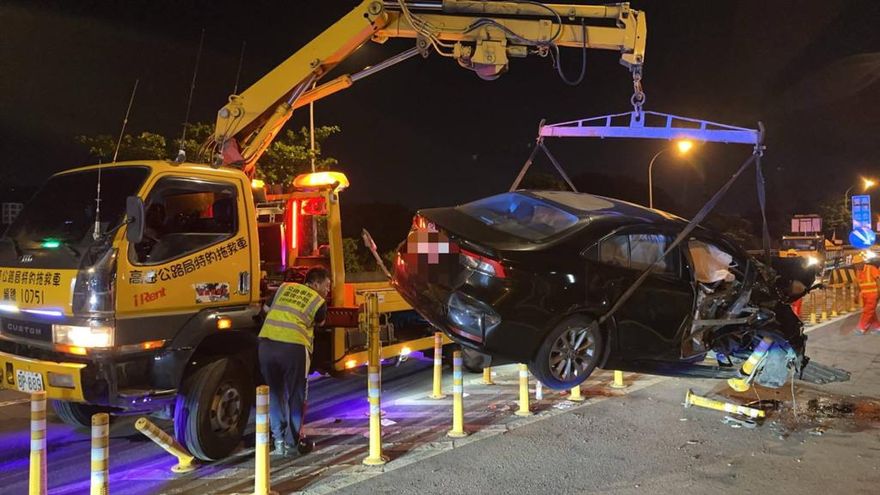 車門整片噴掉！安坑交流道驚悚自撞　駕駛飛出車外骨折
